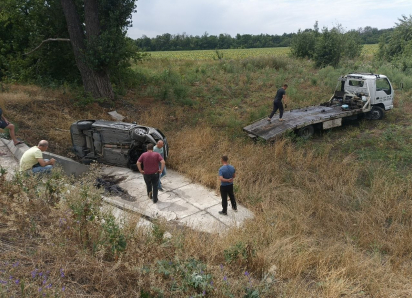 В ЛНР легковую машину протаранили и сбросили с дороги