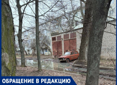 «Под подъездом вонючее болото»: луганчане повально жалуются на канализационные стоки