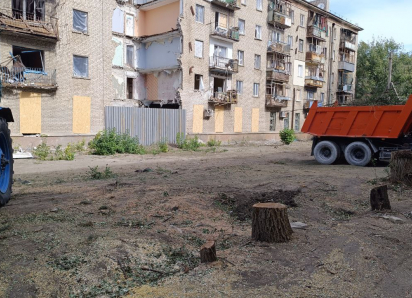 В Луганске подготовили территорию для восстановления поврежденного обстрелом ВСУ дома