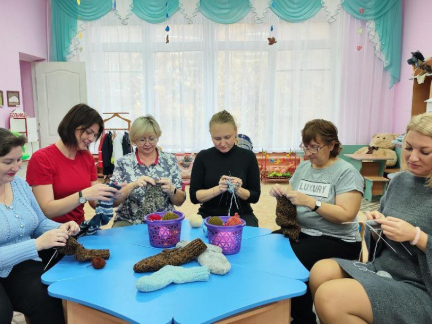 Школьники и их родители из ЛНР связали для своих Защитников теплые носки и передали их на фронт