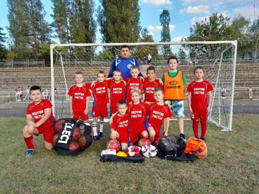 Юным футболистам из города Счастье подарили новую форму и спортивный инвентарь 