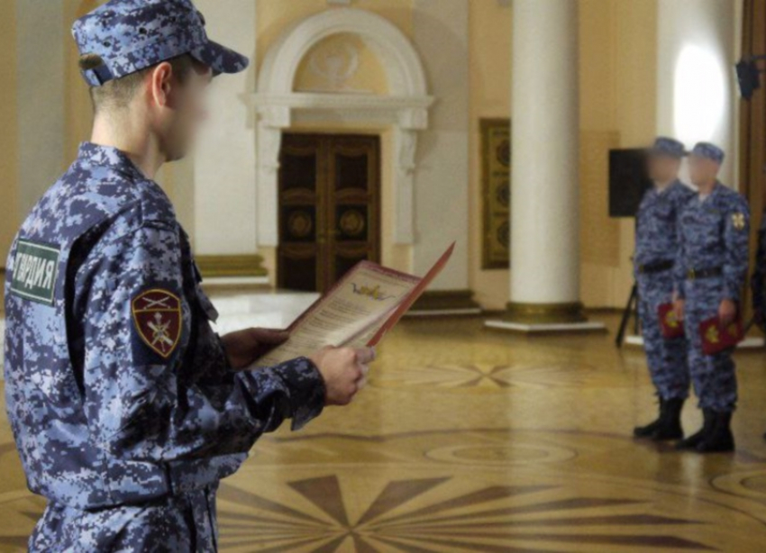 Присягу в торжественной обстановке приняли росгвардцейцы в Луганске