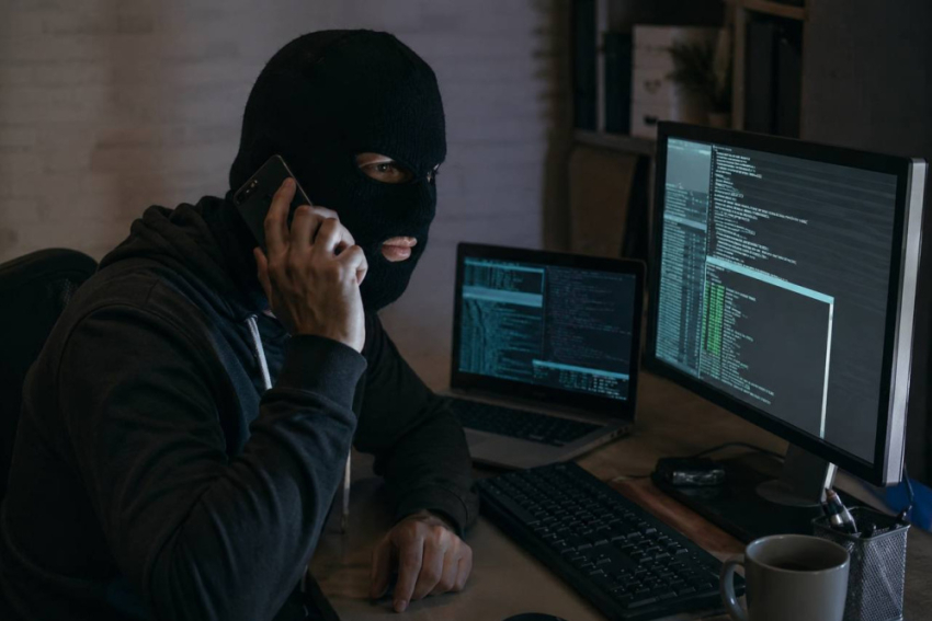 Мошенники развели жительницу Кировска на 2,6 млн рублей под видом получения награды