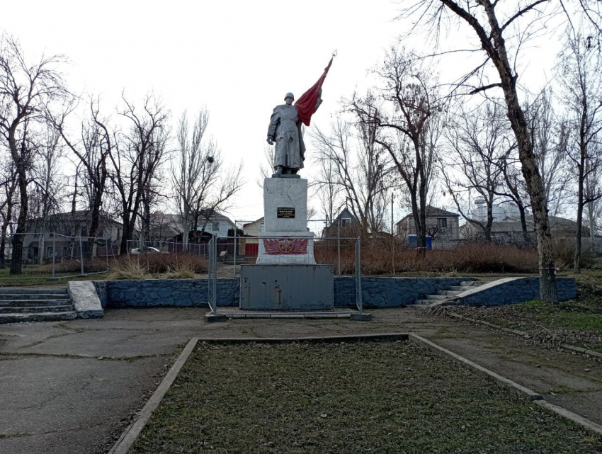 В Луганске принялись восстанавливать сквер Советскому солдату