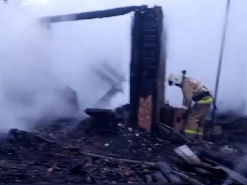 При пожаре в частом доме в посёлке ЛНР погибли три человека