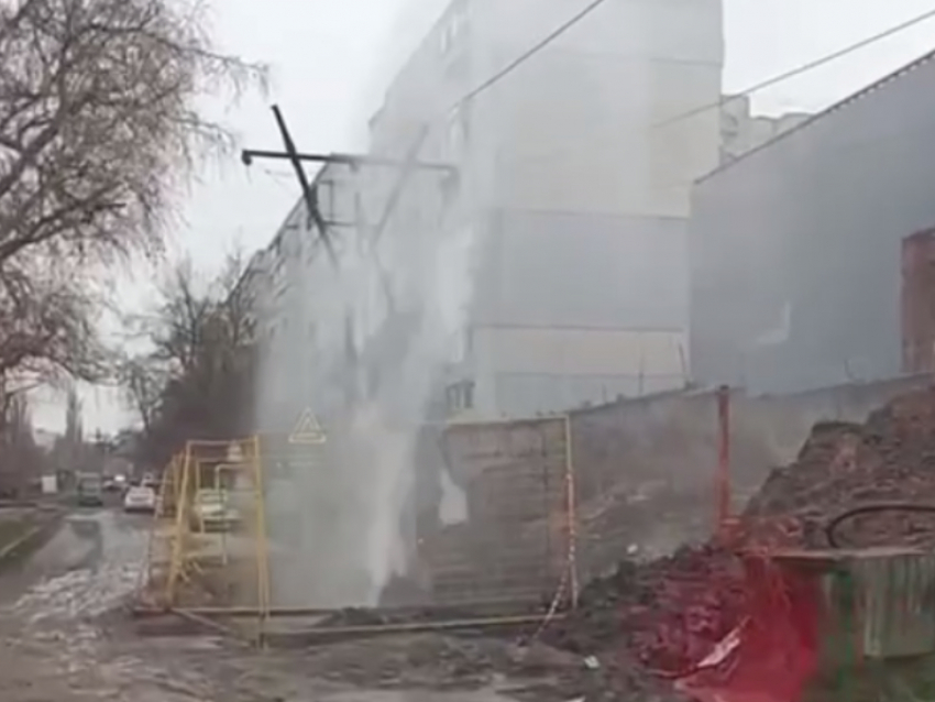 Жители Луганска засняли на видео «фонтан», рвущийся из-под земли