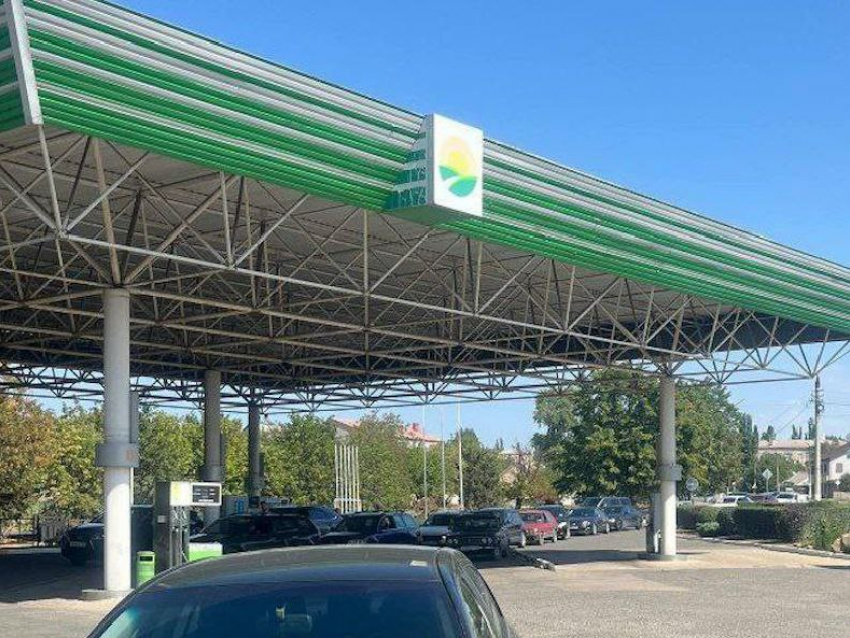 В ЛНР проблемы с поставками топлива: очереди на АЗС растут