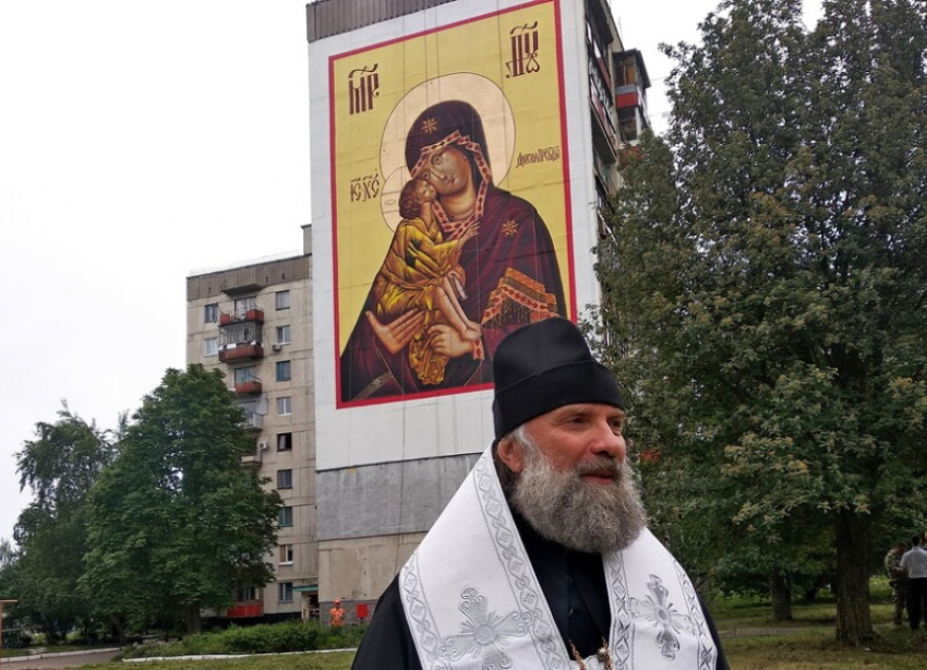 «Будет защищать город»: на фасад 9-этажного дома в Лисичанске нанесли мурал с изображением Донской иконы Божьей матери