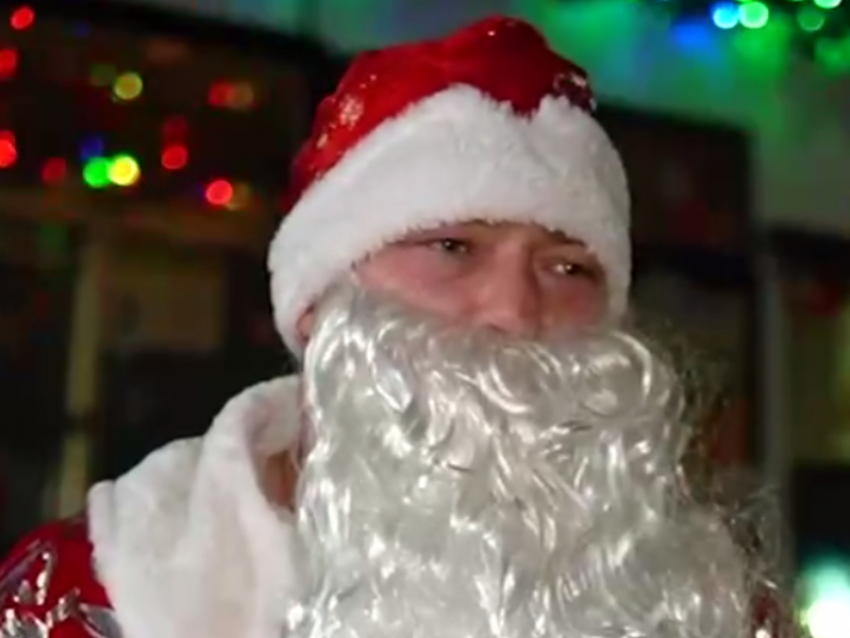 Водитель маршрутки в костюме Деда Мороза стал звездой Луганска, видео