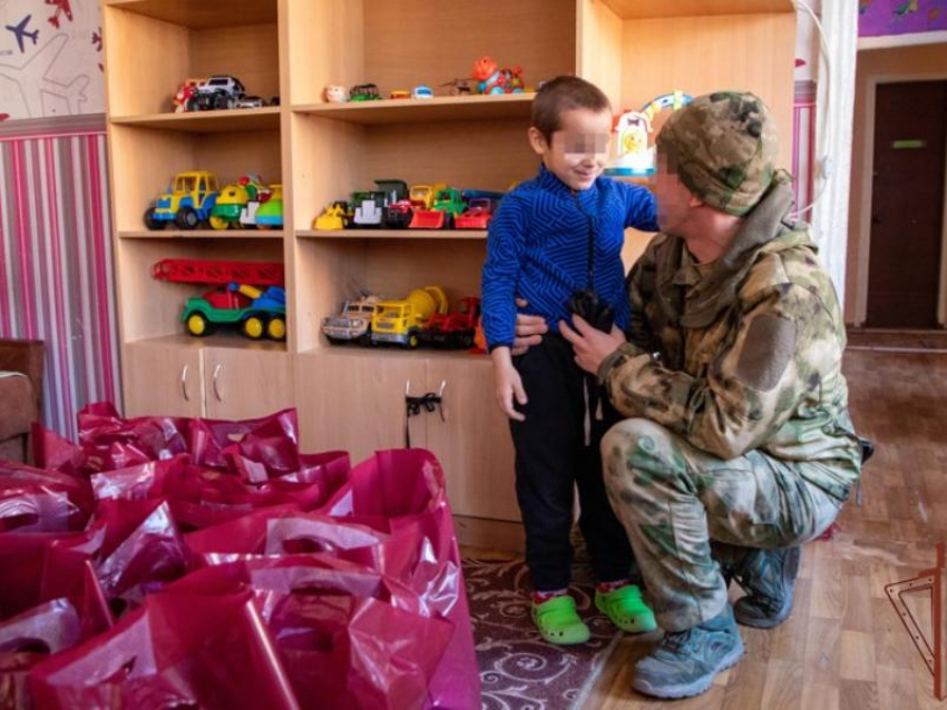 Росгвардейцы передали подарки детям с тяжелыми заболеваниями в ЛНР