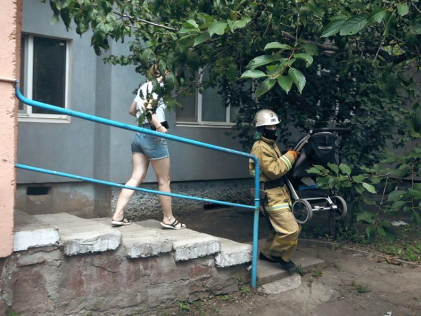 Были эвакуированы 16 человек, в том числе 5 детей: в жилом доме Луганска случился пожар  