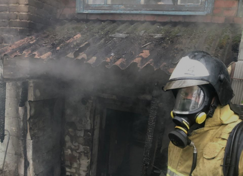 Задыхавшуюся в горящем доме женщину спасли пожарные в Луганске