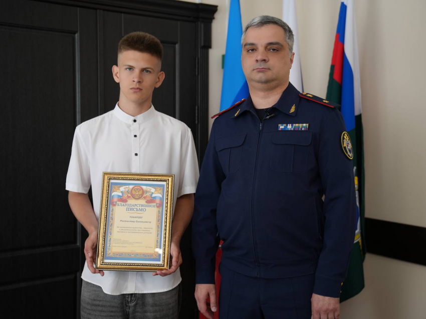 В Луганске наградили школьника, который спас подорвавшегося на мине друга