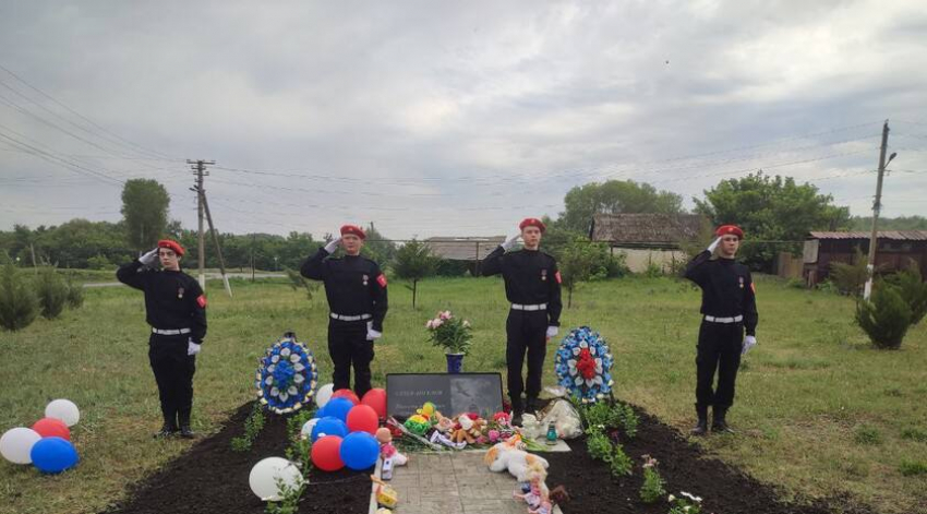 Жители Морозовки ЛНР почтили память детей, убитых Киевом