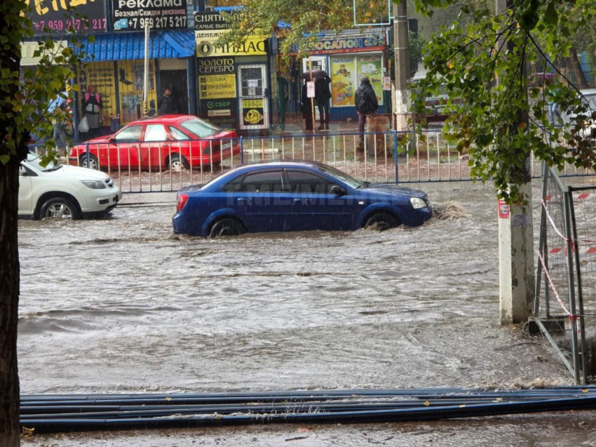 Улицы Луганска затопило