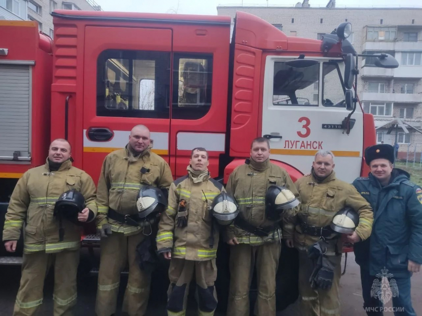 Мать и четверых детей спасли луганские пожарные из горящего подъезда