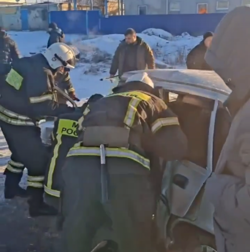 Автомобилист оказался зажат в покореженной легковушке в районе Роскошного в ЛНР