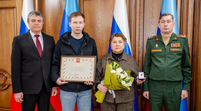 Леонид Пасечник вручил Звезду Героя России семье подполковника Лебедева
