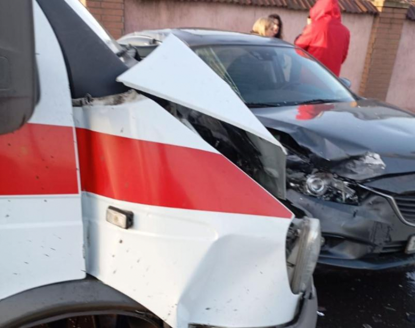 В Антраците легковушка столкнулась со скорой