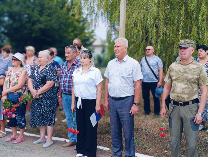 «Не забудем! Не простим!»: митинг-реквием прошел в поселке Хрящеватое ЛНР