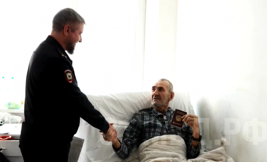 Аолицейские ЛНР вручили паспорт эвакуированному из Северска прямо в больнице