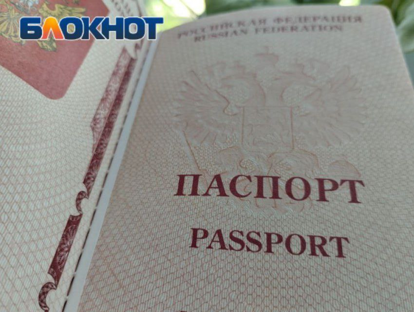 Жителям ЛНР стала доступна возможность оформления загранпаспорта в МФЦ