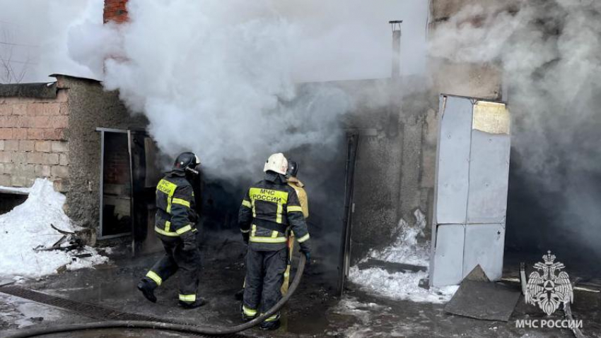 Спасатели ЛНР ликвидировали последствия ДТП и тушили смертельный пожар