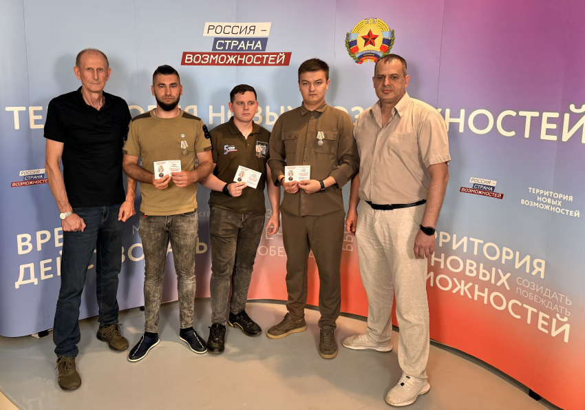 Они сражались за Родину: в Луганске наградили молодых участников СВО