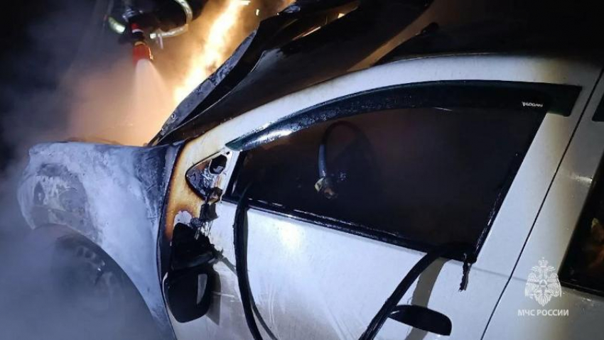 В Луганске загадочно сгорел автомобиль