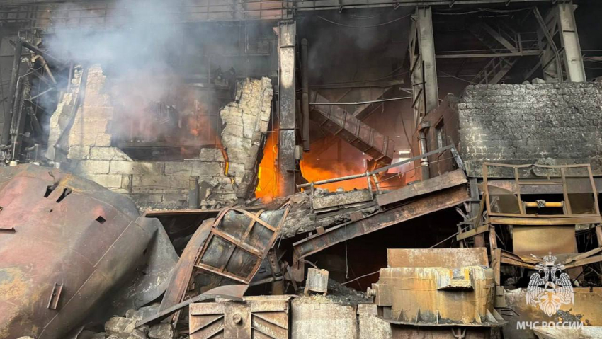 Спасатели МЧС ЛНР почти 6 часов тушили горящий цех на стахановском заводе
