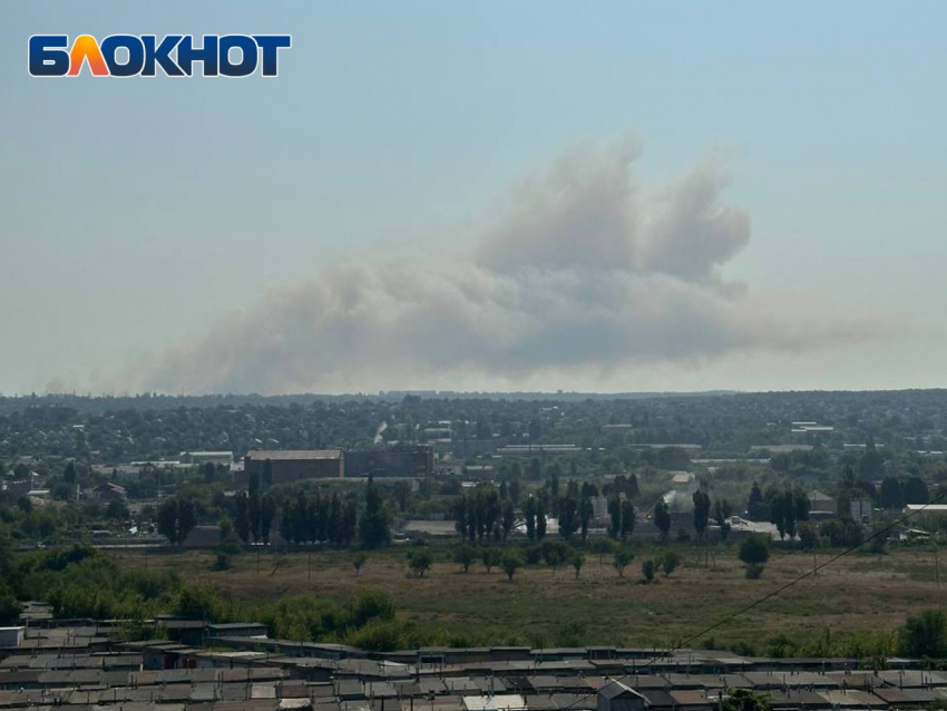 Луганск обстреляли, над городом виден столб дыма