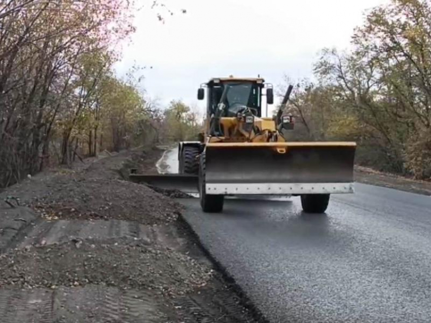 Местный подрядчик ремонтирует трассу от Лутугино до посёлка Белое 