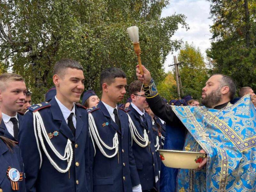 Священник благословил учеников лицея «Молодой гвардии» города Луганска на начало нового учебного года 