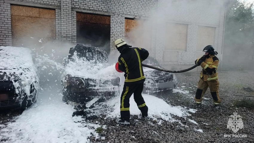 ВСУ сожгли автомобили мирных жителей в ЛНР