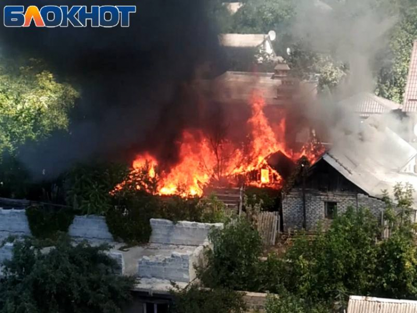 Пожар в центре Луганска: загорелся жилой дом на улице Шелкового