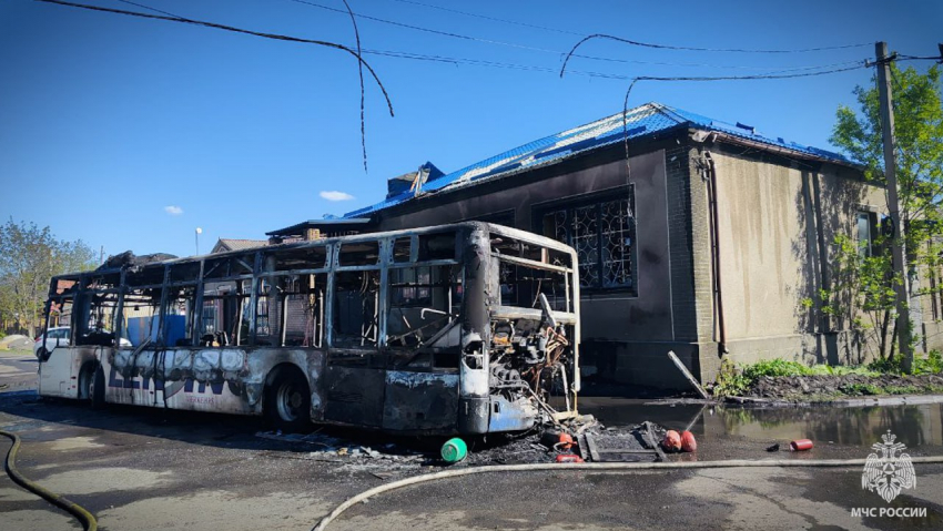 Сгорел дотла: в Свердловске ЛНР огонь охватил автобус во время рейса 
