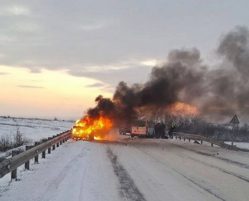 Страшная авария на КПП Должанская в ЛНР: двое в реанимации
