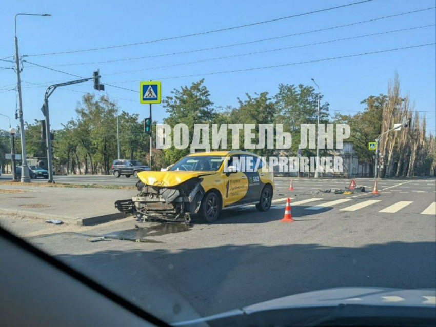 Момент столкновения автобуса и такси в Луганске попал на видео