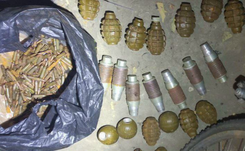 Суровые будни пенсионеров ЛНР: 22 гранаты и более 200 патронов обнаружены в гараже местного жителя