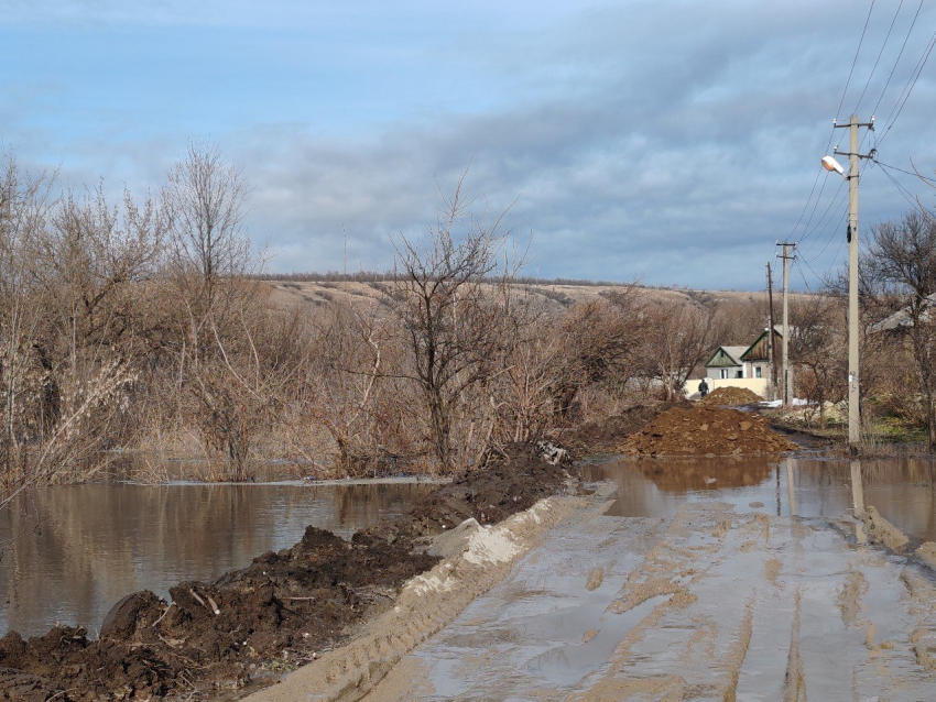 В Лутугинском районе ЛНР река затопила поселок 