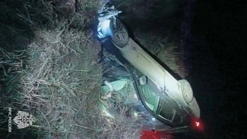 В ЛНР двух человек спасли из перевернувшейся легковушки