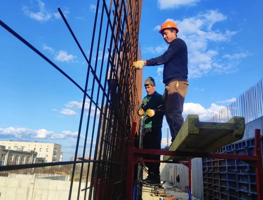 На стройке школы в Родаково ЛНР снова обнаружили незаконных мигрантов