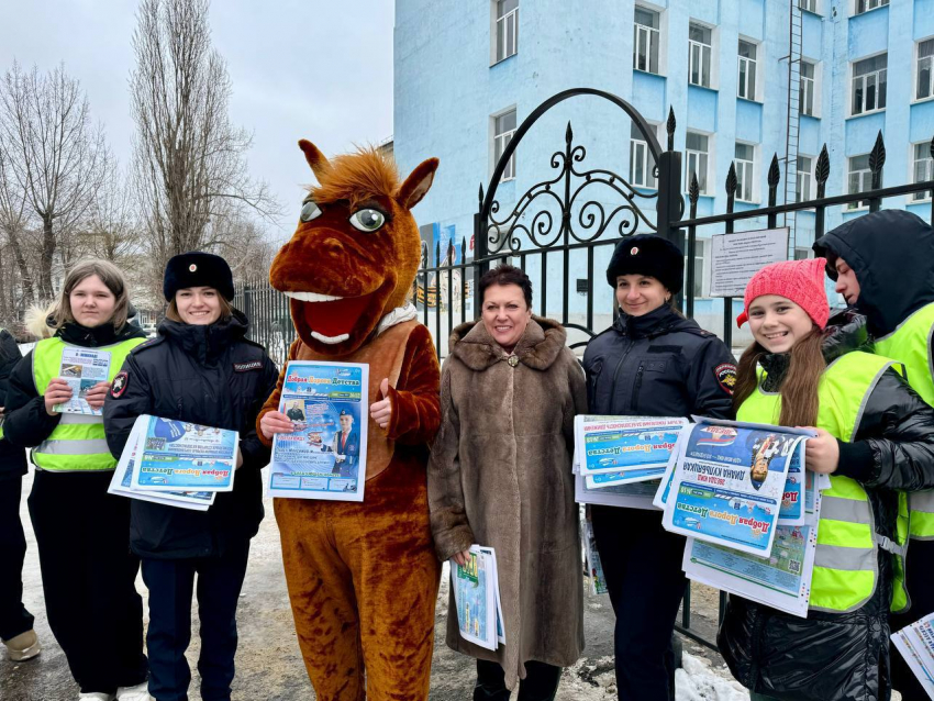 В Луганске конь Юлий рассказал школьникам о правилах безопасности на дорогах