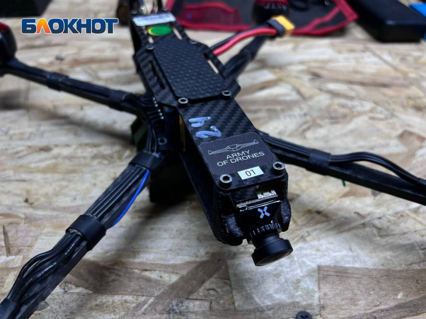 Дрон ВСУ спикировал на автомобиль пожилой супружеской пары в ЛНР