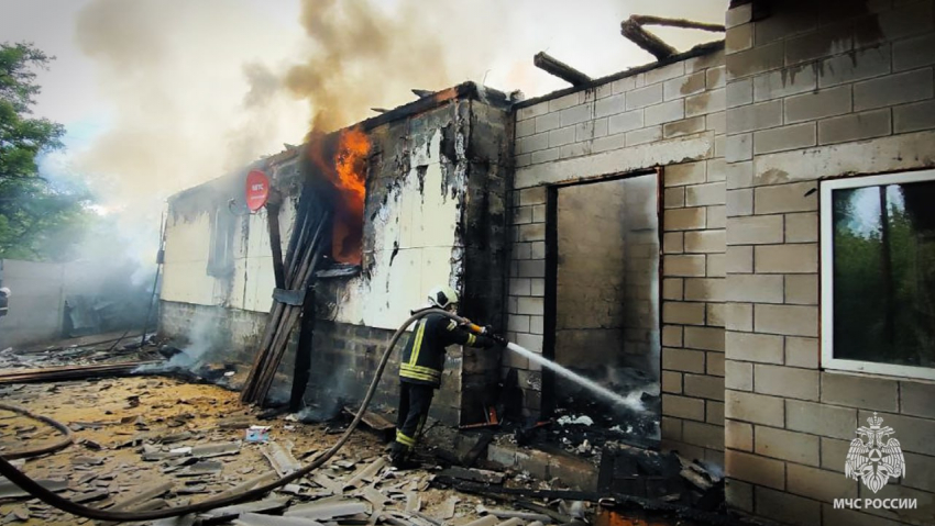 В Кременной ЛНР после обстрела загорелся жилой дом