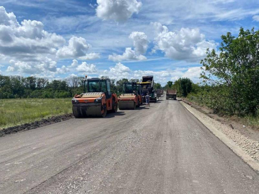 Дорожники продолжают ремонт трассы от Луганска до Донецка 