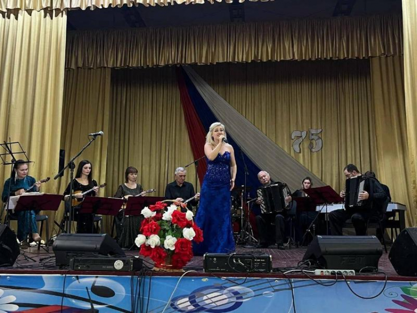 Артисты Луганской филармонии устроили праздник в Хрящеватом к Дню народного единства