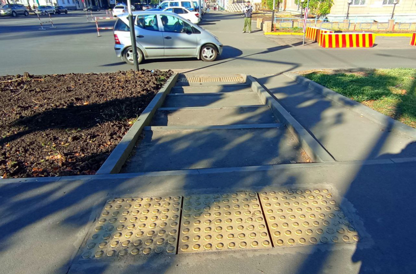 Тактильная плитка появилась на улице Коцюбинского в Луганске