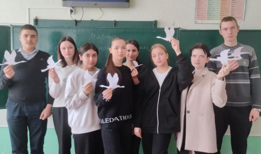 Всё больше школьников Луганщины присоединяются к акции «Журавли» в память о жертвах теракта в Подмосковье 