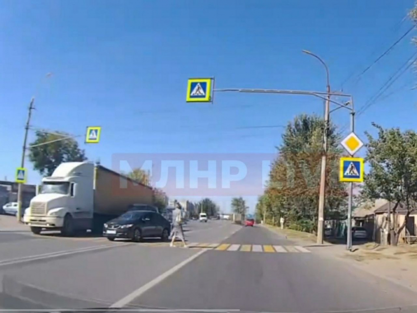 Ехал зигзагами и чуть не сбил пешехода: в соцсети попало видео с луганским нарушителем 